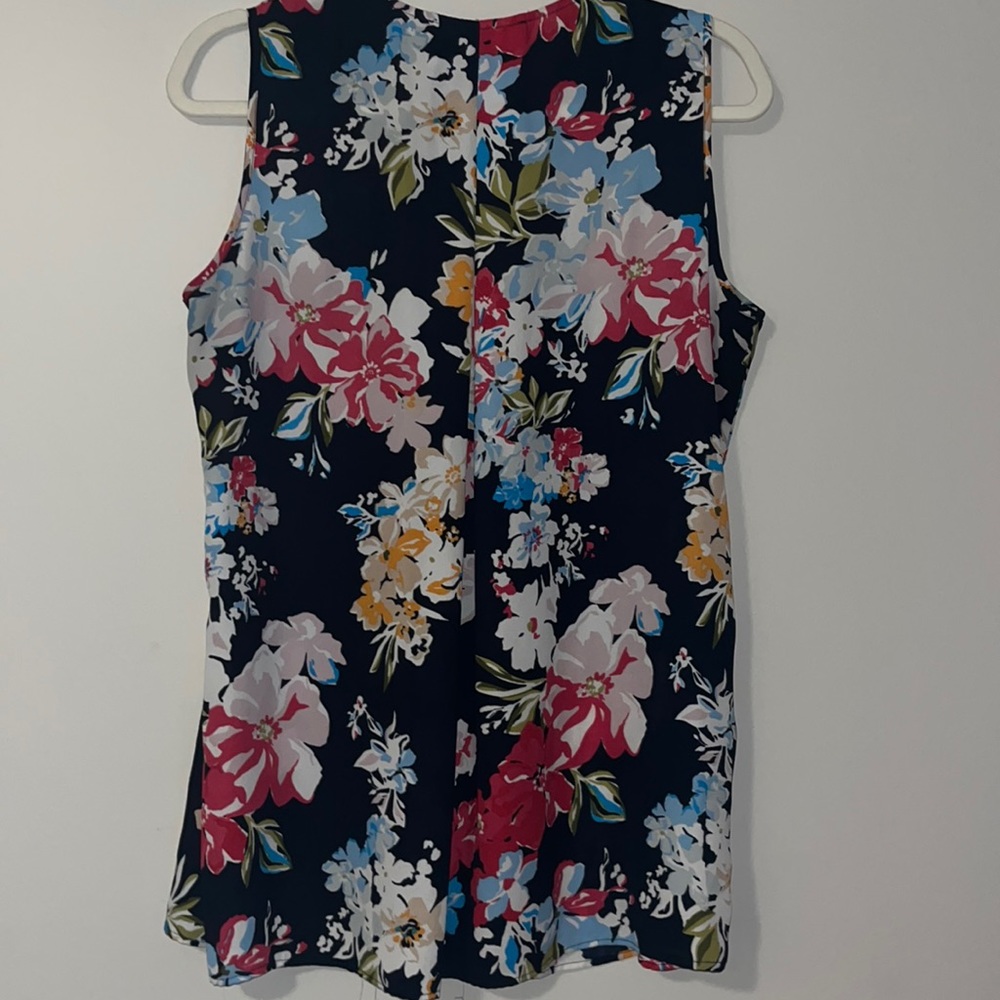Rose & Olive Women’s Large Sleeveless Blouse V-neck W/Button Closure Pleated LGE - Picture 4 of 7